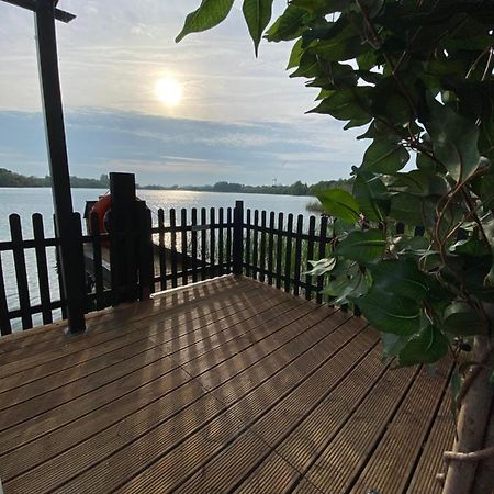 Lodge On The Lake At Lakeside Holiday Park Chichester Bagian luar foto