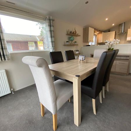Lodge On The Lake At Lakeside Holiday Park Chichester Bagian luar foto