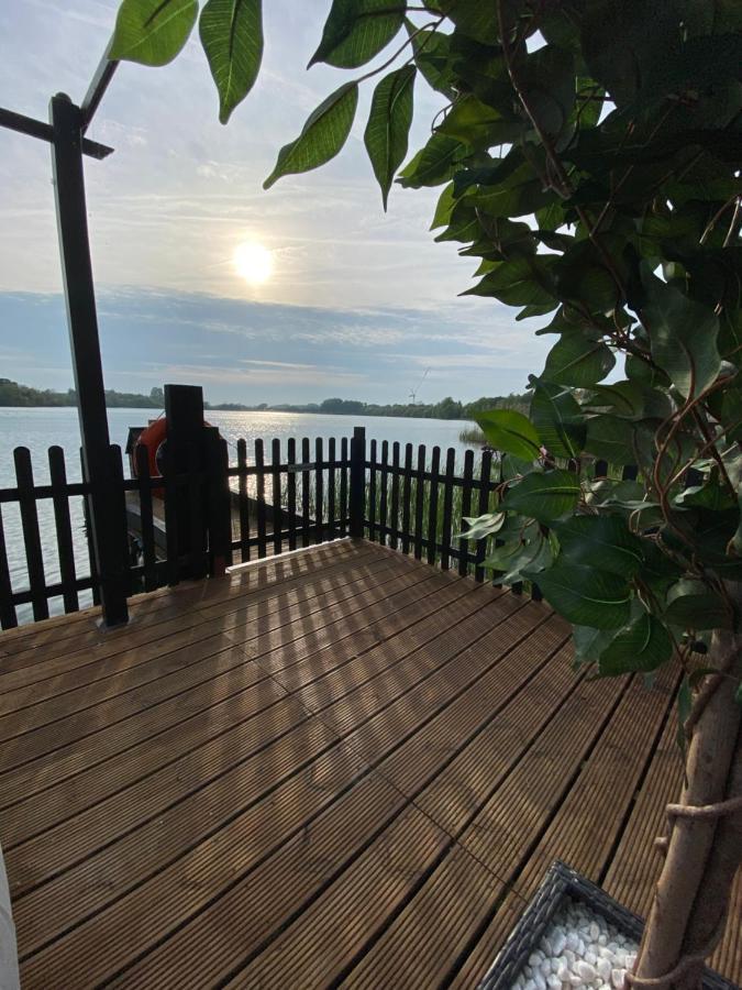 Lodge On The Lake At Lakeside Holiday Park Chichester Bagian luar foto