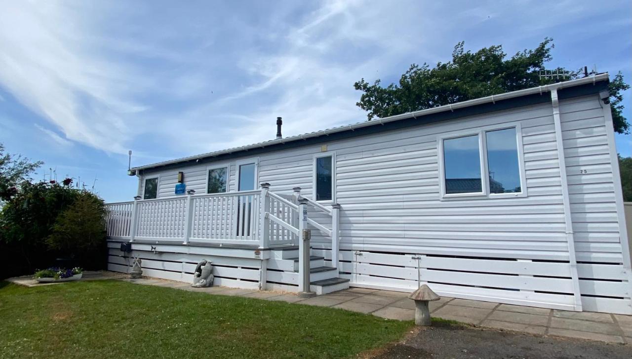 Lodge On The Lake At Lakeside Holiday Park Chichester Bagian luar foto