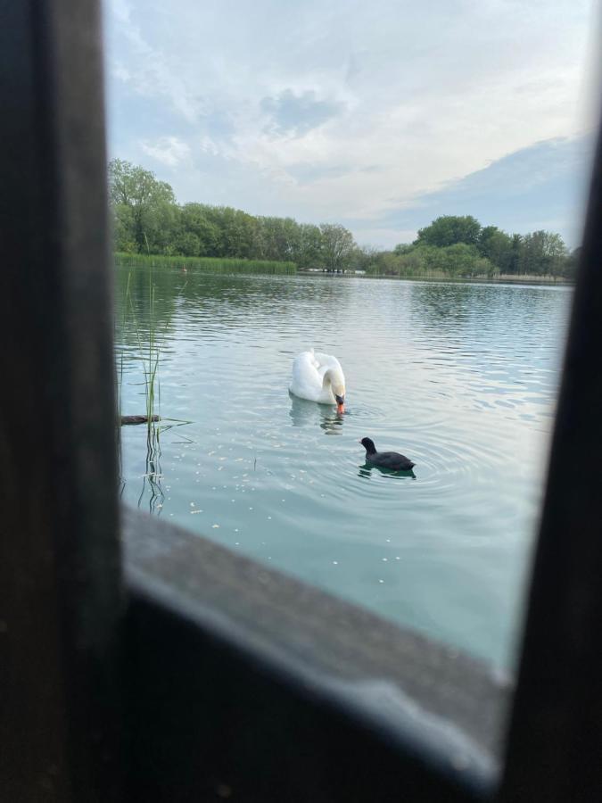 Lodge On The Lake At Lakeside Holiday Park Chichester Bagian luar foto