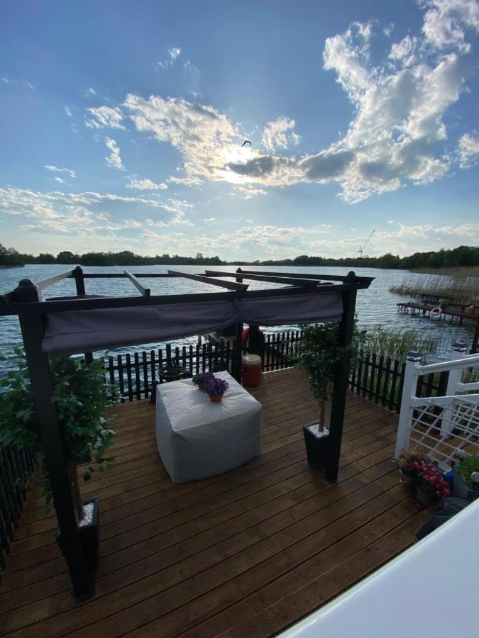 Lodge On The Lake At Lakeside Holiday Park Chichester Bagian luar foto
