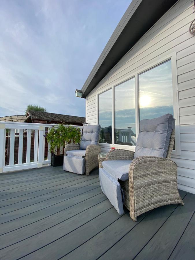 Lodge On The Lake At Lakeside Holiday Park Chichester Bagian luar foto