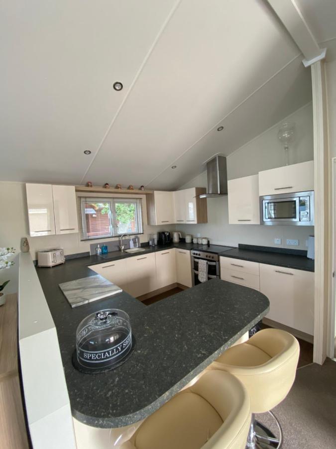 Lodge On The Lake At Lakeside Holiday Park Chichester Bagian luar foto