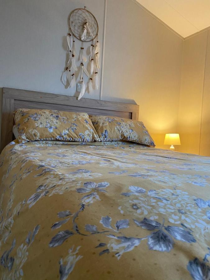 Lodge On The Lake At Lakeside Holiday Park Chichester Bagian luar foto