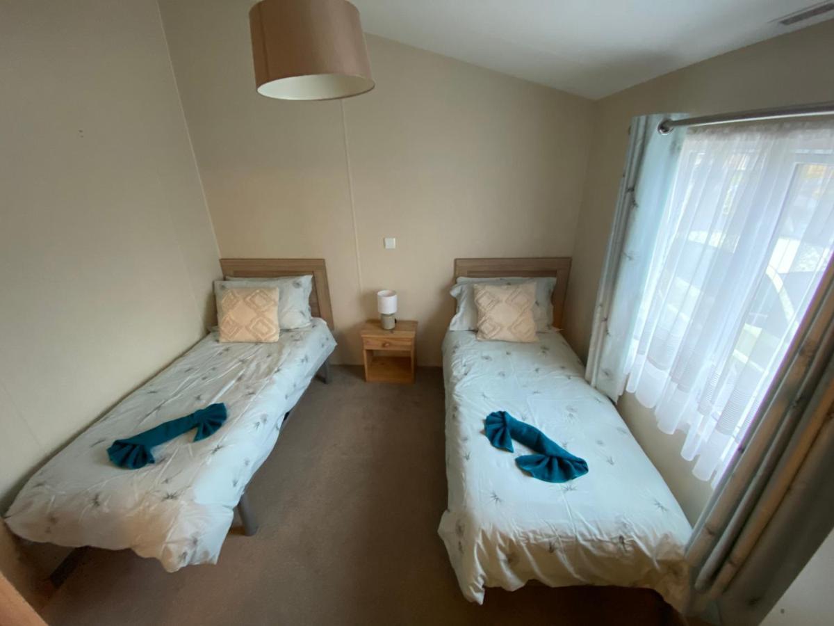 Lodge On The Lake At Lakeside Holiday Park Chichester Bagian luar foto