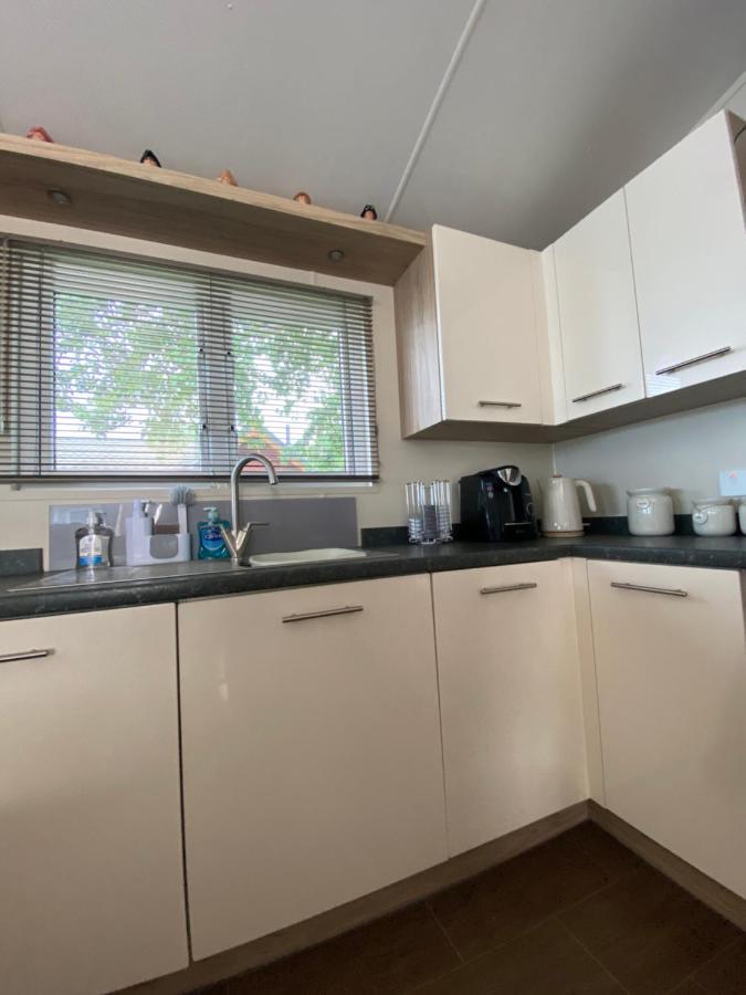 Lodge On The Lake At Lakeside Holiday Park Chichester Bagian luar foto