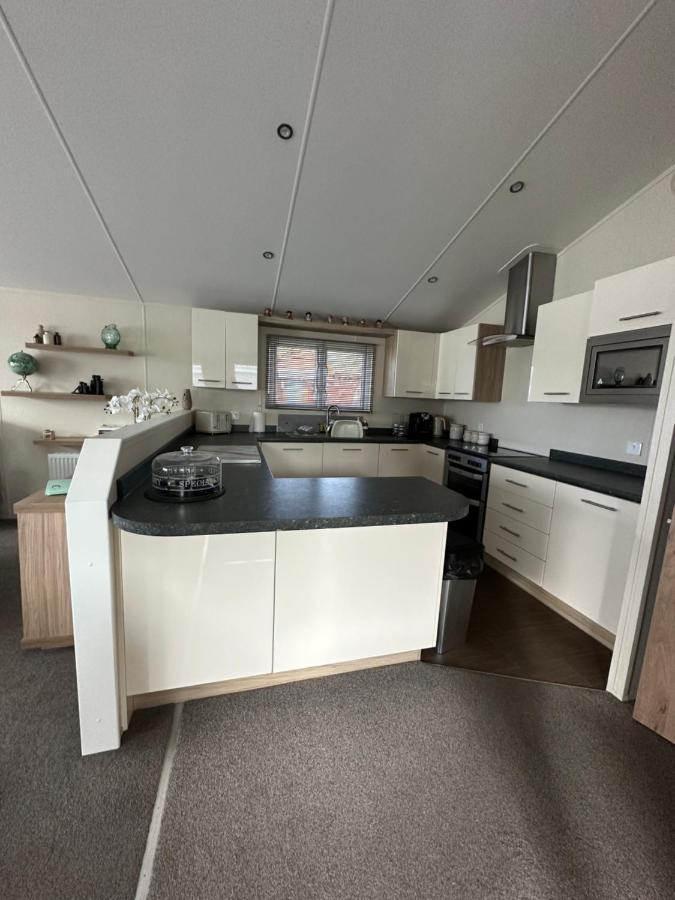 Lodge On The Lake At Lakeside Holiday Park Chichester Bagian luar foto
