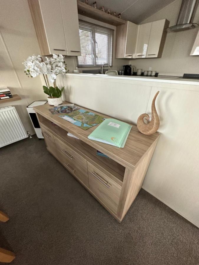 Lodge On The Lake At Lakeside Holiday Park Chichester Bagian luar foto