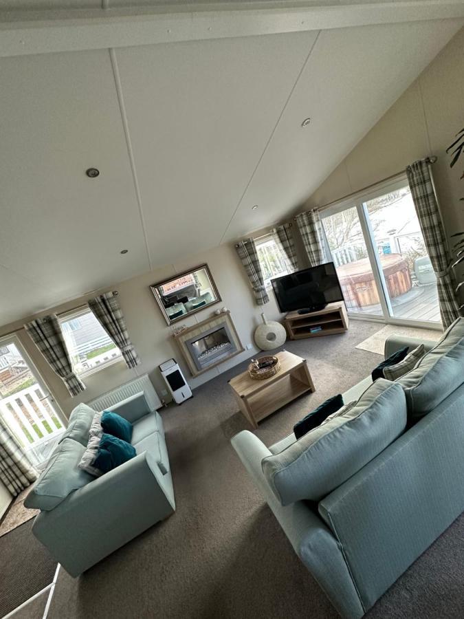 Lodge On The Lake At Lakeside Holiday Park Chichester Bagian luar foto