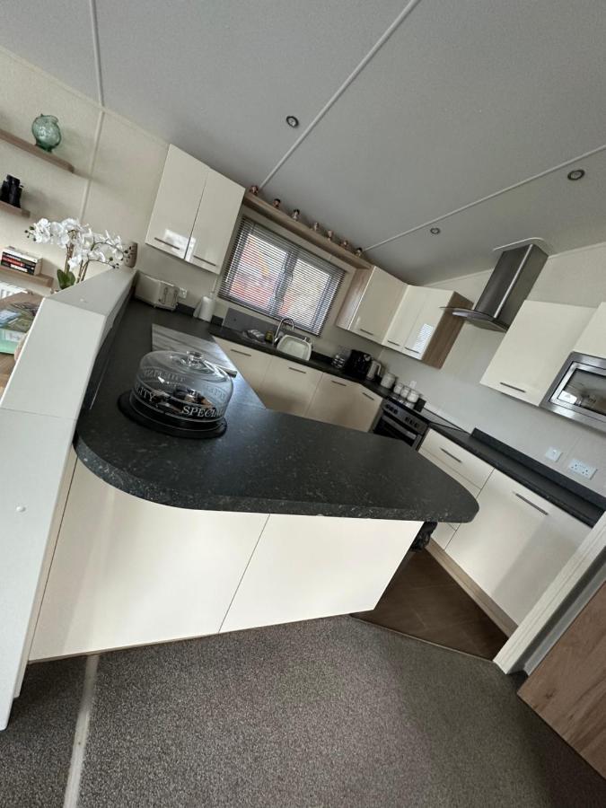 Lodge On The Lake At Lakeside Holiday Park Chichester Bagian luar foto