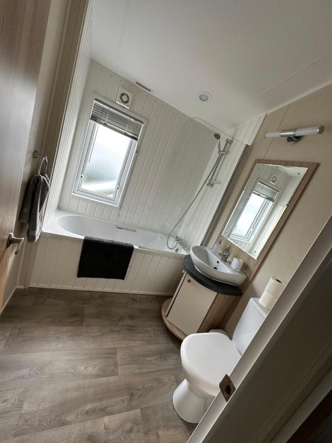 Lodge On The Lake At Lakeside Holiday Park Chichester Bagian luar foto