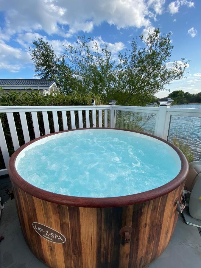 Lodge On The Lake At Lakeside Holiday Park Chichester Bagian luar foto